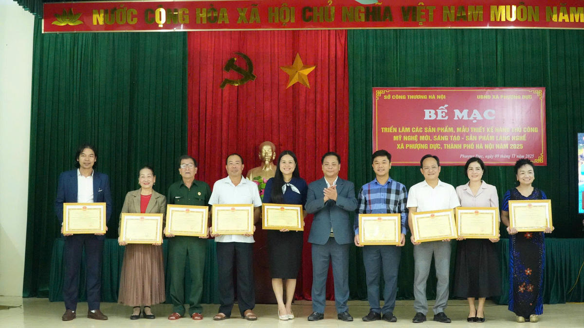 Khen thưởng những tập thể có thành tính xuất sắc trong hội chợ triển lãm. Ảnh: TB.