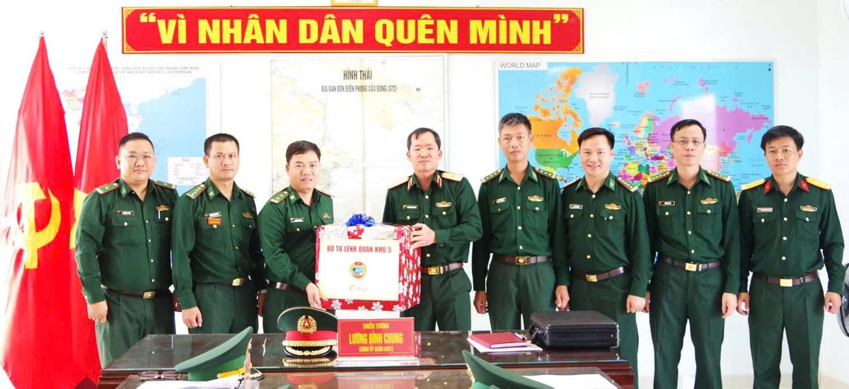 Thiếu tướng Lương Đình Chung, Chính ủy Quân khu 5 cùng đoàn công tác tặng quà cho đơn vị Đồn Biên phòng Cầu Bóng. (Ảnh: V.T)