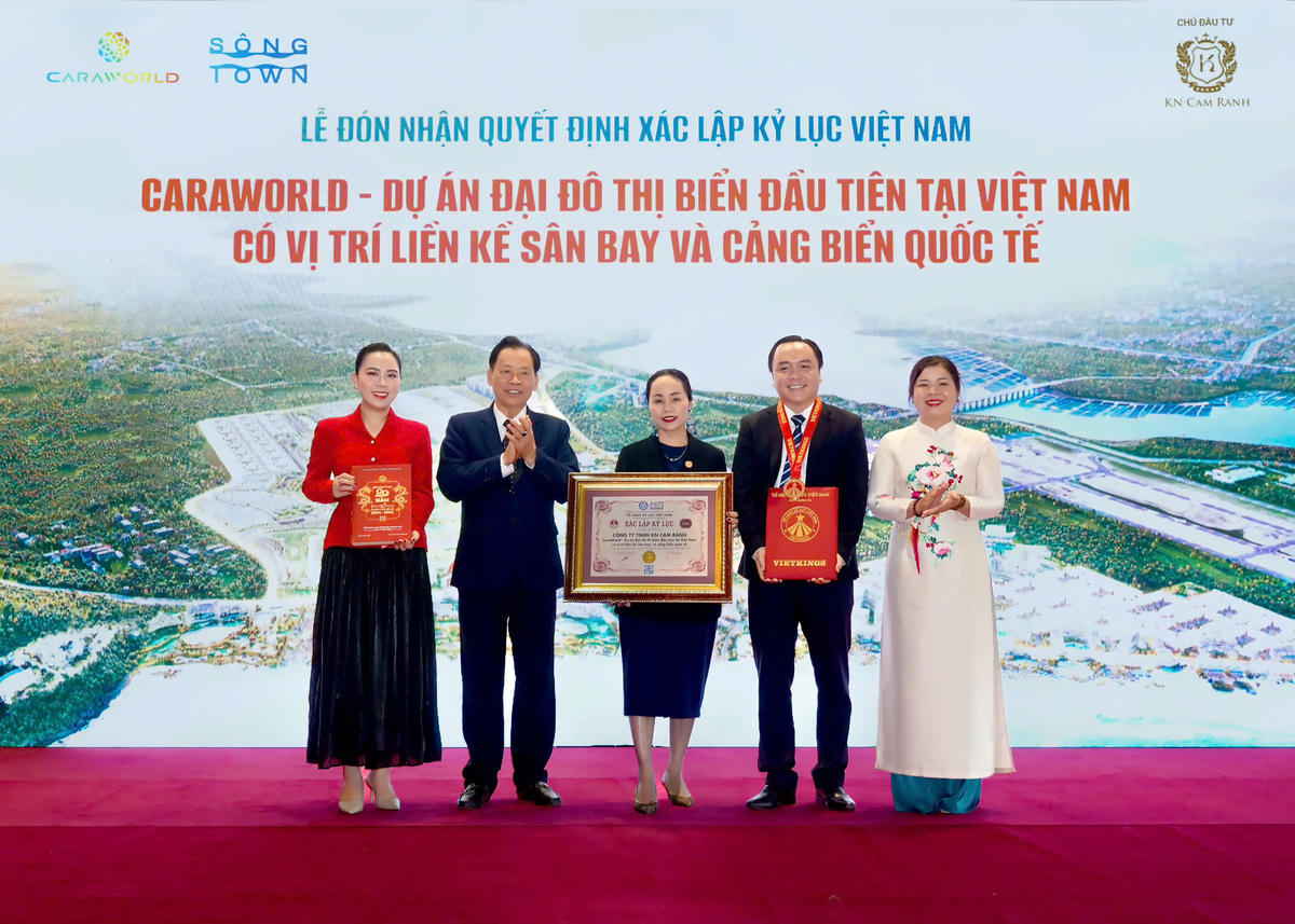 TS Thang Văn Phúc - Nguyên Thứ trưởng Bộ Nội vụ, Chủ tịch TW Hội Kỷ lục gia Việt Nam ( thứ 2 từ trái qua) và bà Nguyễn Thị Quỳnh Ngọc (ngoài cùng bên phải) trao bằng Kỷ lục đến đại diện Công ty TNHH KN Cam Ranh.