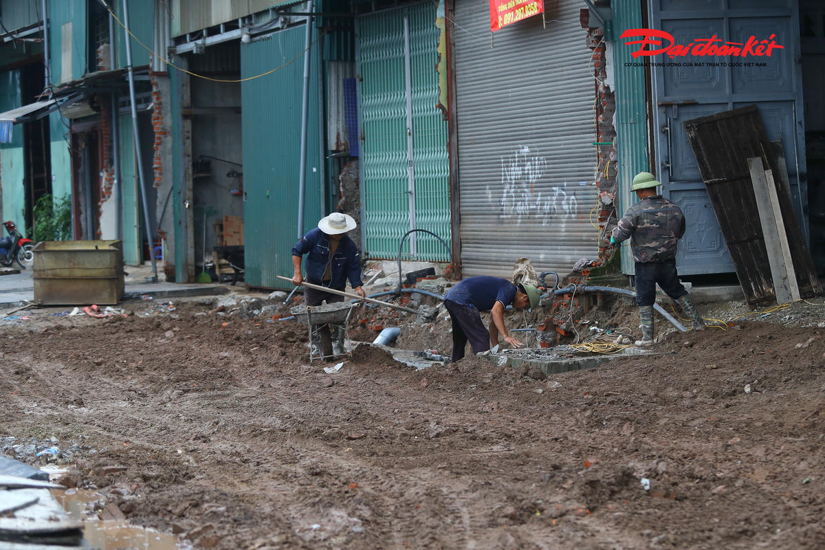 Theo ghi nhận nhận của PV Báo Đại đoàn kết, chiều ngày 10/11 tại khu vực đã có mặt bằng, các công nhân đang tiến hành thi công hạng mục cống ngầm, cây xanh và vỉa hè.