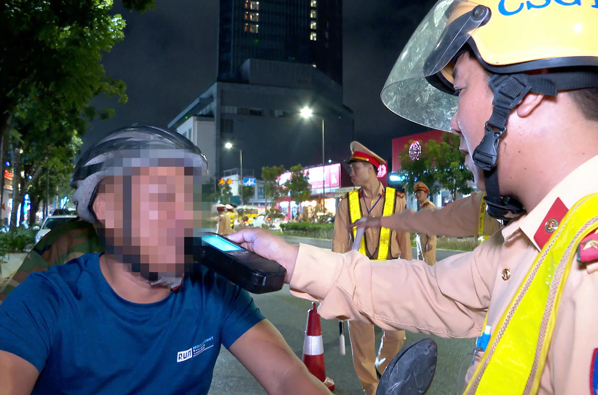 Lực lượng chức năng thành phố Huế tăng cường xử lý các trường hợp vi phạm nồng độ cồn. Ảnh: CACC