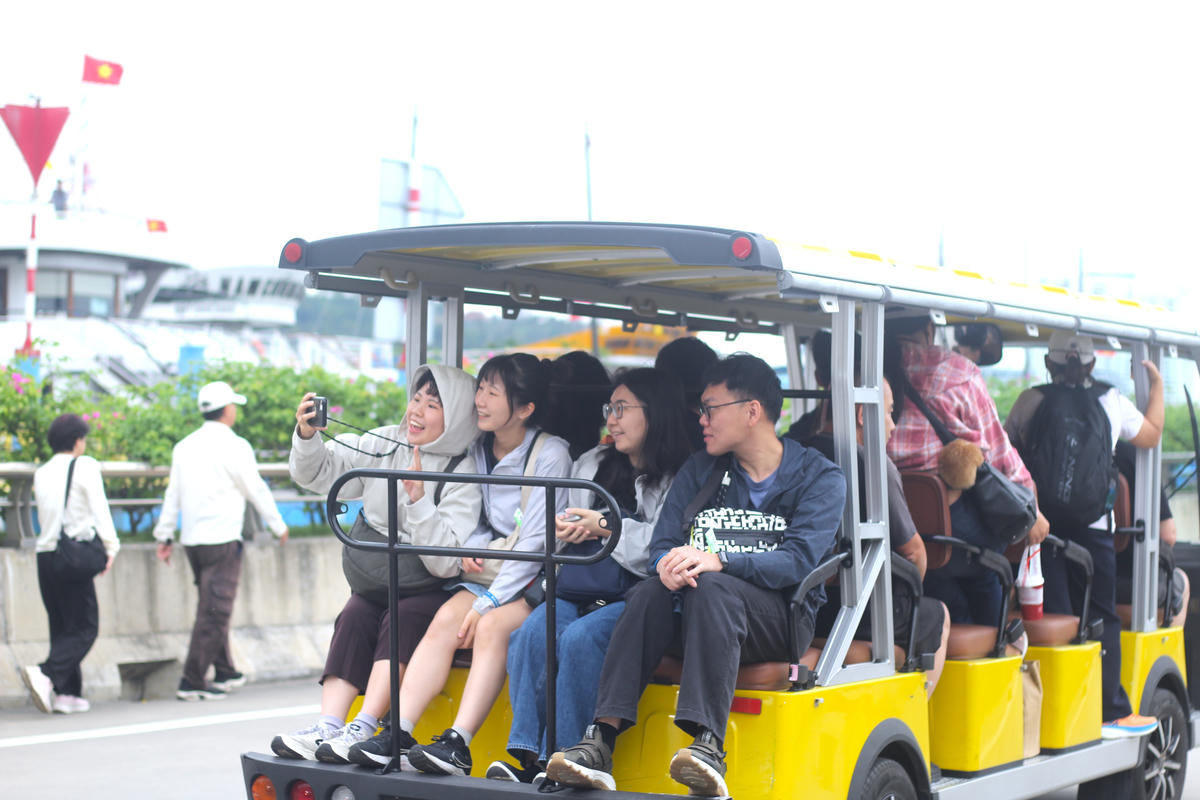 Du khách lên xe điện, chuẩn bị tham quan Vịnh Hạ Long. Ảnh: Ngọc Anh.