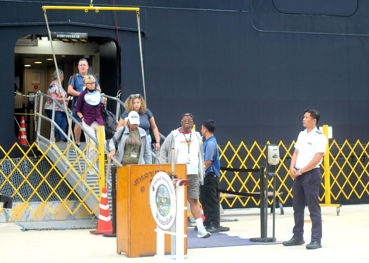 Du khách quốc tế xuống tàu để bắt đầu hành trình đi tham quan, trải nghiệm tại Quảng Ninh. Ảnh: Ngọc Anh.