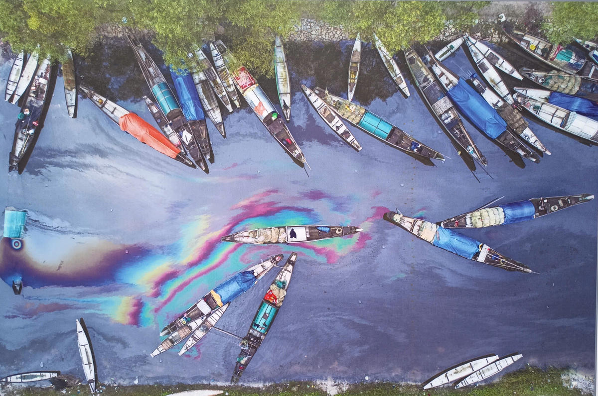 Tác phẩm “Vệt dầu loang trên Phá tam Giang” của Nguyễn Ngọc Thiện.