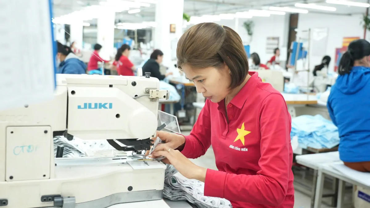 Tăng lương tối thiểu vùng từ tháng 1/2026: Người lao động phấn khởi, doanh nghiệp đồng tình