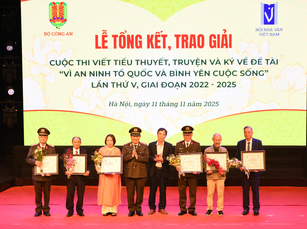 Các tác giả đoạt giải B. Ảnh: Phạm Sỹ.