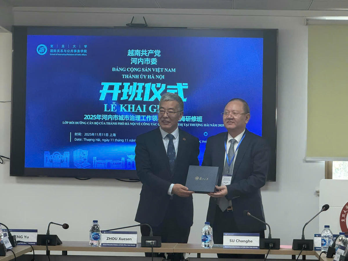 Giáo sư Tô Trường Hòa trao quà lưu niệm của Đại học Phúc Đán đến Đoàn công tác cán bộ TP Hà Nội.