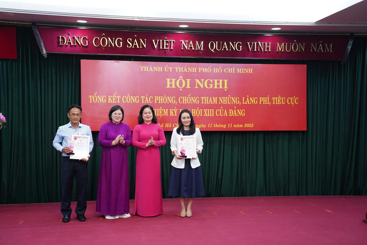 Phó Bí thư Thành uỷ TP Hồ Chí Minh&nbsp;Văn Thị Bạch Tuyết chúc mừng các tác giả đạt giải. Ảnh: Tấn Đạt