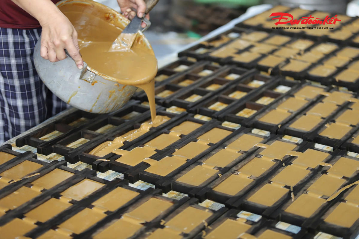 Mỗi khuôn sau khi sử dụng được rửa sạch, phơi khô, xếp ngay ngắn chờ mẻ tiếp theo. Trung bình, một mẻ hơn 20 lít mật cho ra khoảng 20 kg đường phên thành phẩm. Ảnh: ĐB.