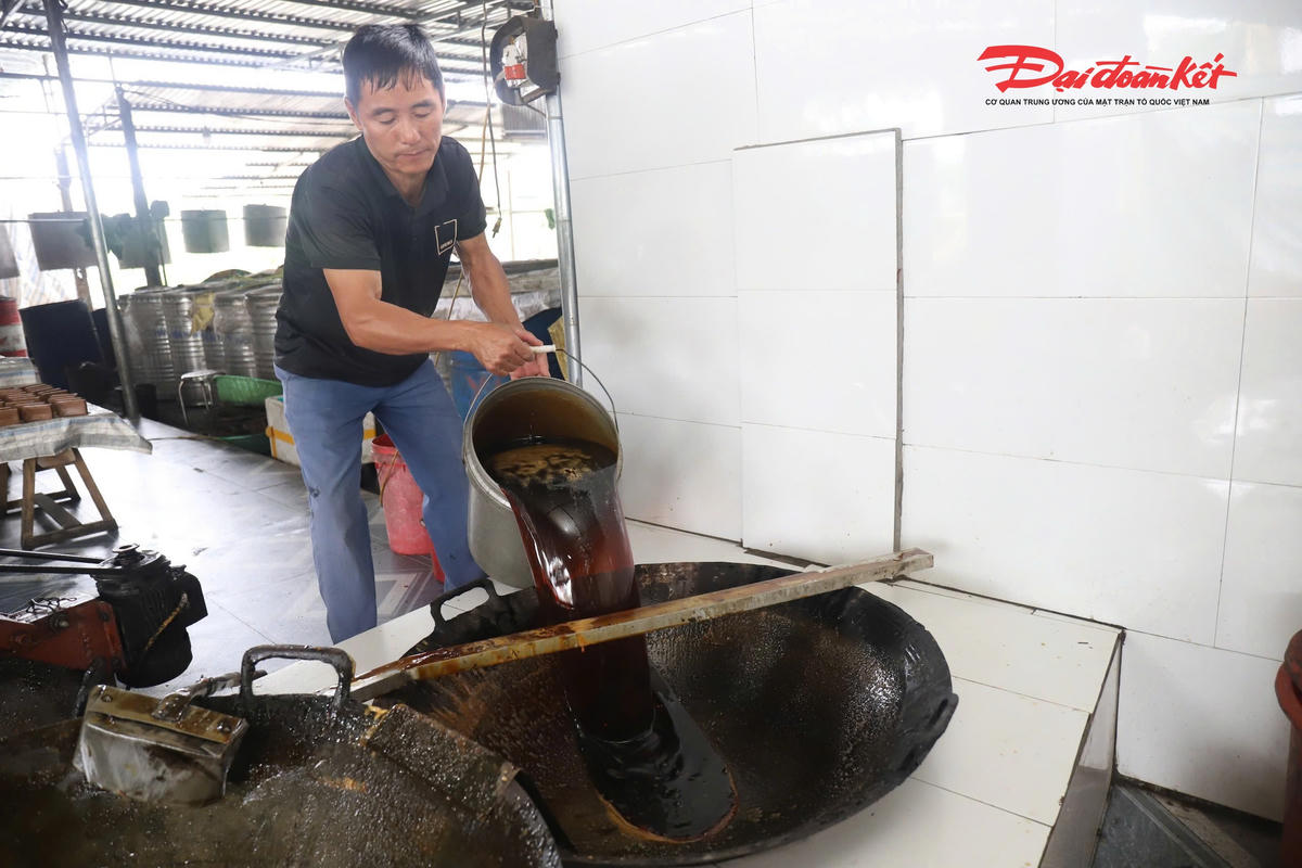 Các công đoạn làm đường phèn, đường phên đều theo công thức thủ công truyền thống. Ảnh: ĐB.