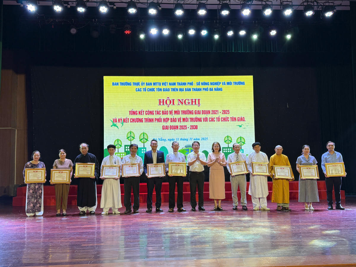 Hội nghị khen thưởng các tập thể, cá nhân có thành tích xuất sắc trong công tác bảo vệ môi trường giai đoạn 2025 - 2030. Ảnh: Nguyễn Tú