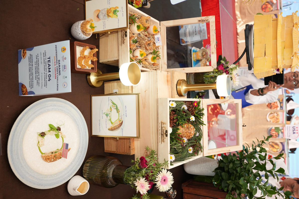 Giải Á quân 1 thuộc về Nhà hàng Pháp Le Comptoir với món Mousseline U.S Chicken in pods. Ảnh: Nguyễn Tú.