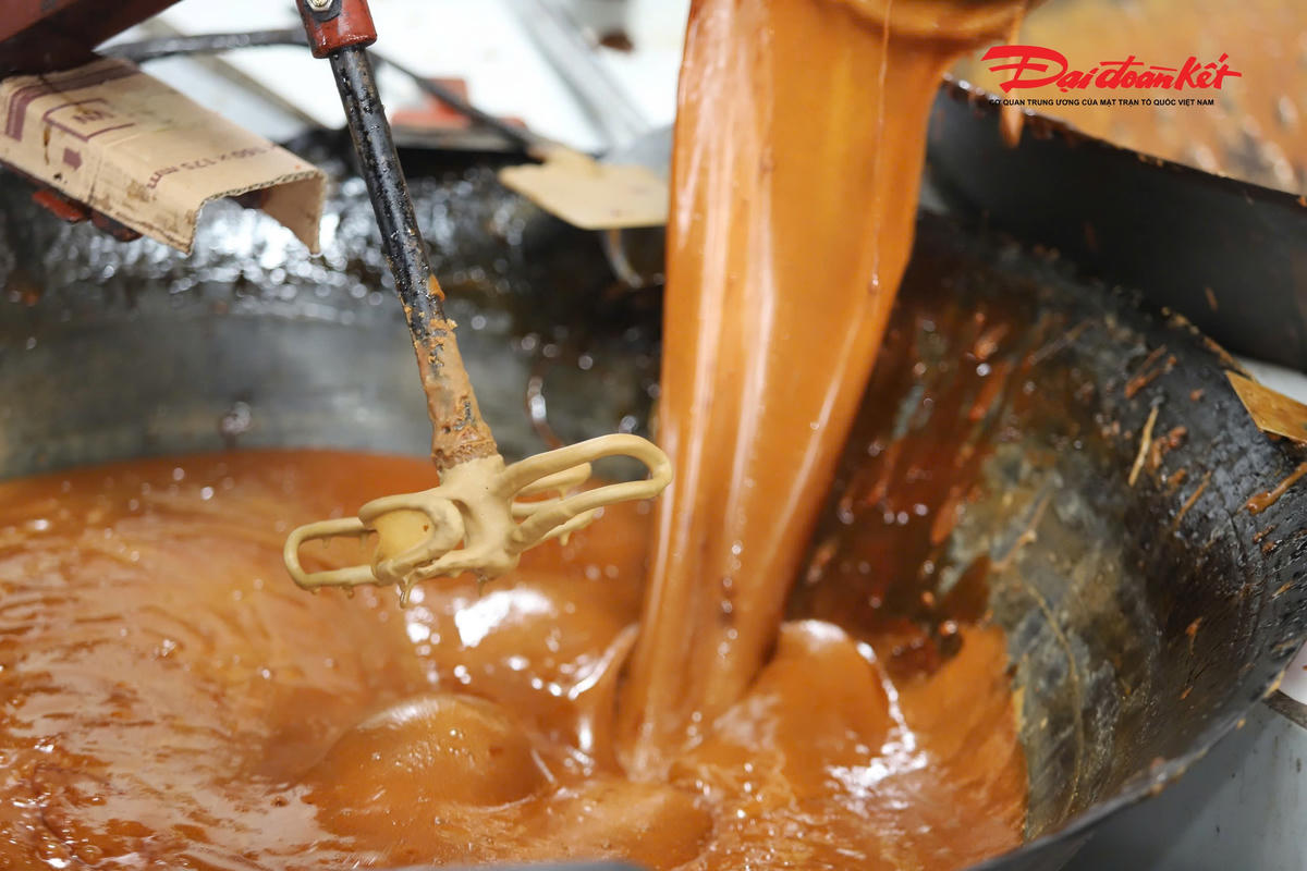 Mật sau khi đạt chuẩn được đưa vào chảo đánh có gắn mô-tơ, giúp đánh tan và sánh mịn. Ảnh: ĐB.
