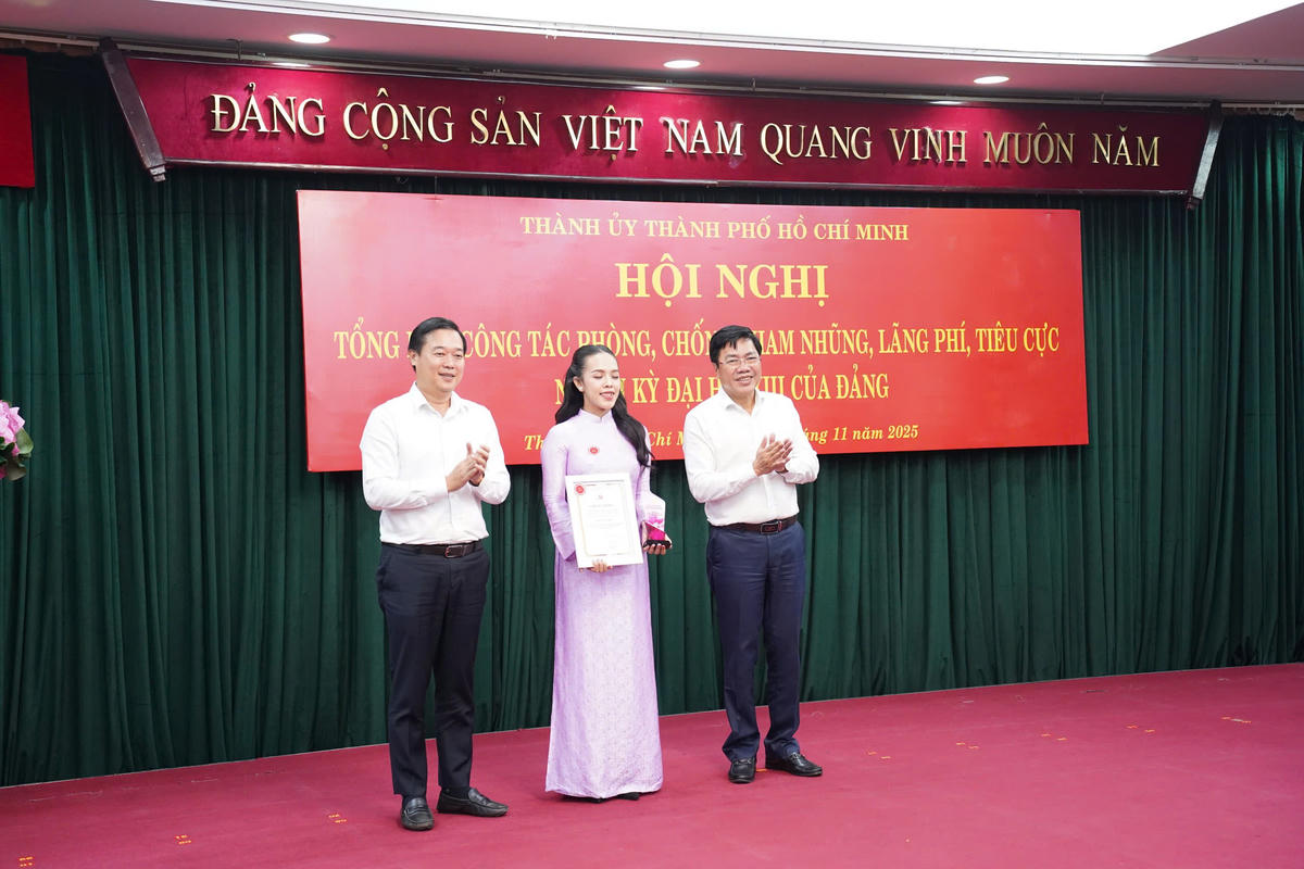 Phó Bí thư Thường trực Thành ủy TP Hồ Chí Minh (bên trái) chúc mừng tác giả đạt giải. Ảnh: Tấn Đạt.