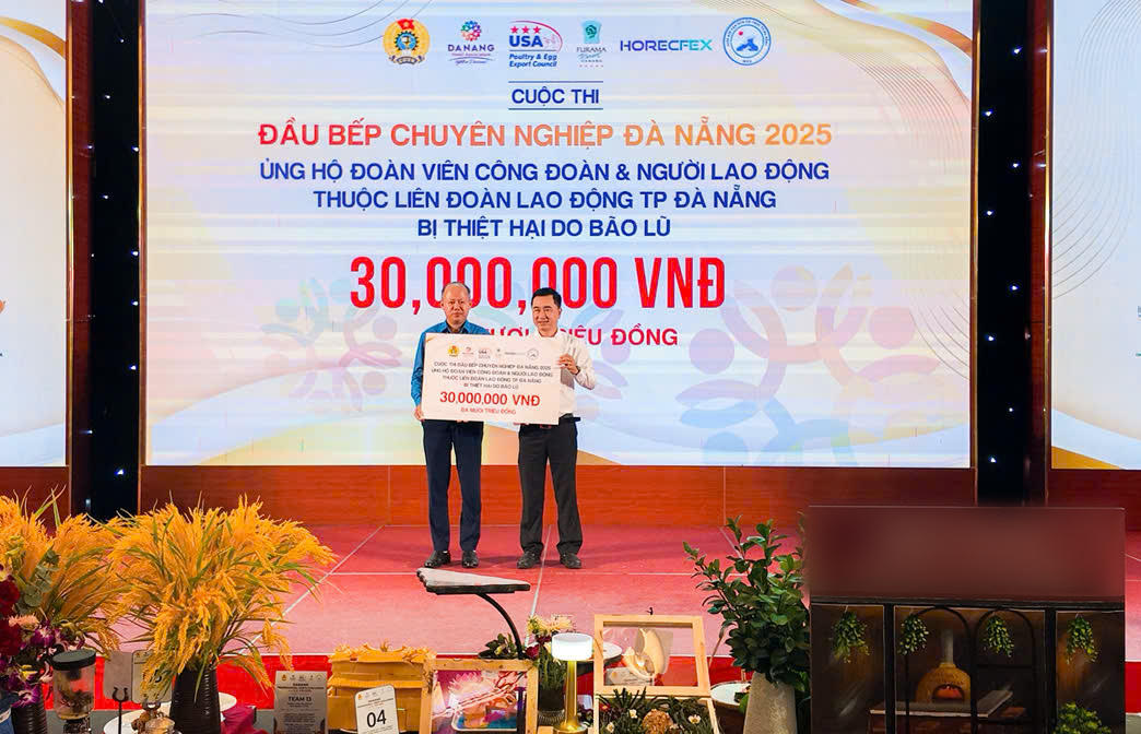 Dịp này, Ban tổ chức trao 30 triệu đồng cho đoàn viên công đoàn, người lao động Liên đoàn Lao động TP Đà Nẵng bị ảnh hưởng bởi bão, lũ năm 2025. Ảnh: Nguyễn Tú.