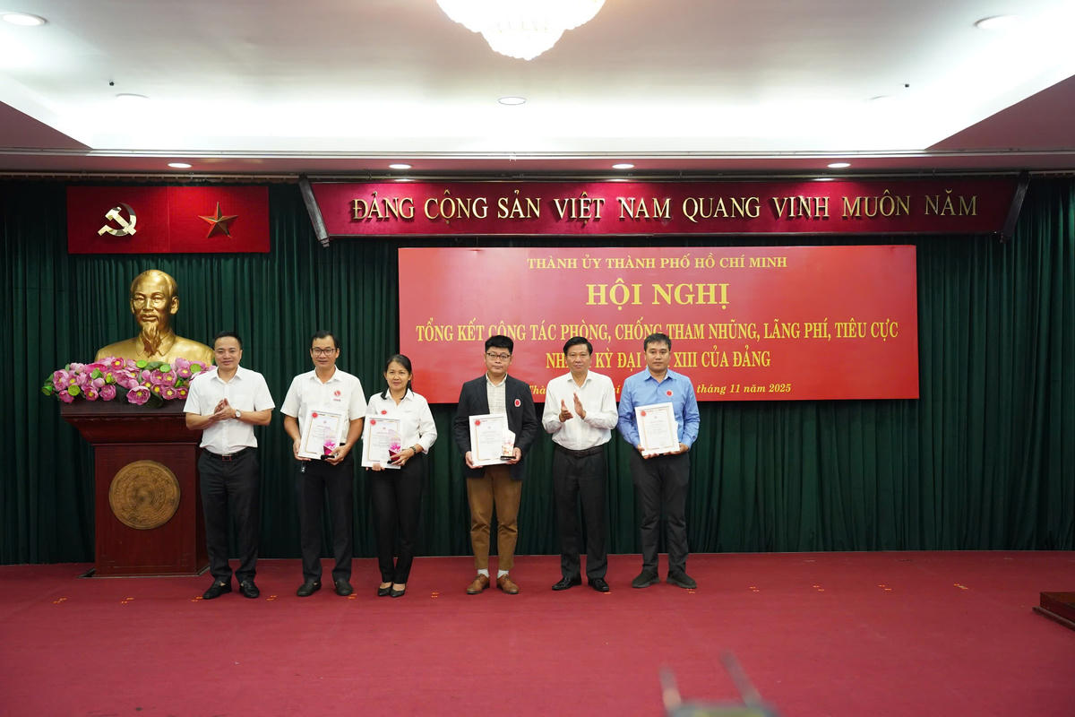 Trung tướng Mai Hoàng - Giám đốc Công an TP Hồ Chí Minh chúc mừng các tác giả đạt giải. Ảnh: Tấn Đạt.