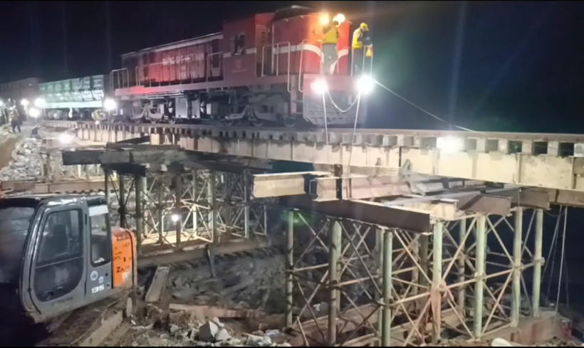 Thông tuyến đường sắt Bắc-Nam sau 4 ngày bị gián đoạn do bão số 13