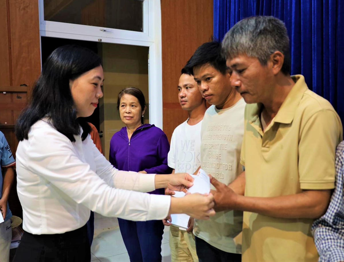 Bà Nguyễn Thị Thanh Phương, Phó Chủ tịch Ủy ban Mặt trận Tổ quốc Việt Nam TP Đà Nẵng tặng quà bà con xã Nam Phước bị thiệt hại do mưa lũ gây ra. Ảnh: CV.