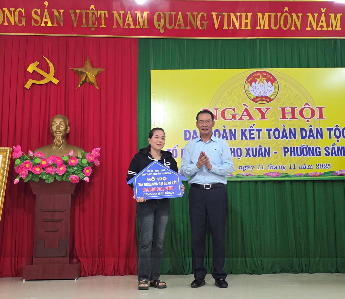 Phó Bí thư Tỉnh ủy, Chủ tịch Ủy ban MTTQ tỉnh Trịnh Tuấn Sinh trao 80 triệu đồng hỗ trợ xây dựng nhà Đại đoàn kết cho gia đình chị Vũ Thị Xòe khu phố Thọ Xuân. Ảnh: Nguyễn Chung.