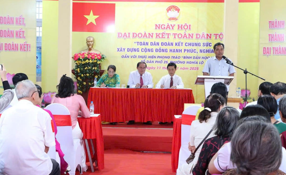 Quang cảnh Ngày hội Đại đoàn kết tại tổ dân phố 25, phường Nghĩa Lộ. Ảnh: Nhật Sơn.