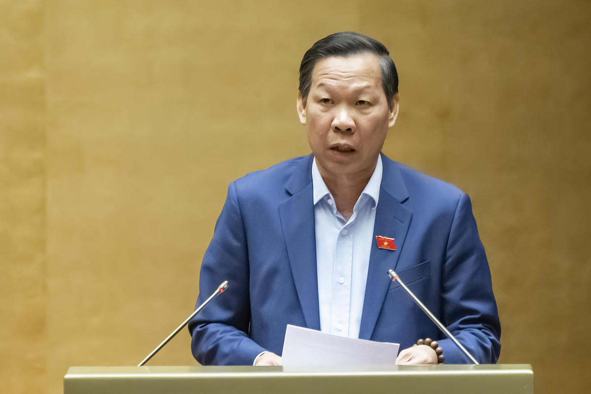 Chủ nhiệm Ủy ban Kinh tế và Tài chính Phan Văn Mãi trình bày báo cáo thẩm tra dự án Luật Đầu tư (sửa đổi). Ảnh: Quang Vinh.