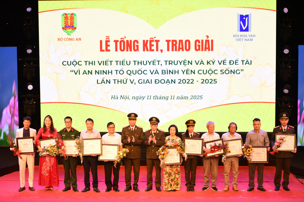 Các tác giả đoạt giải C. Ảnh: Phạm Sỹ.