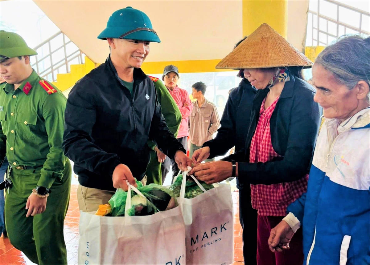 Đồng hành cùng người dân vùng bão lũ