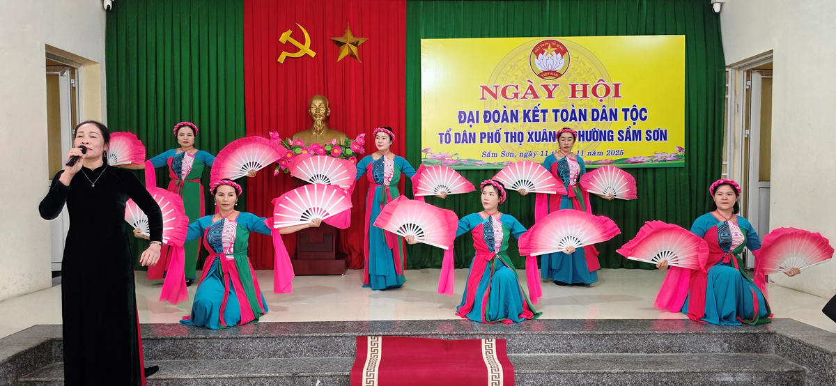 Các tiết mục văn nghệ được bà con nhân dân khu phố Thọ Xuân chuẩn bị công phu và kỹ lưỡng. Ảnh: Nguyễn Chung.