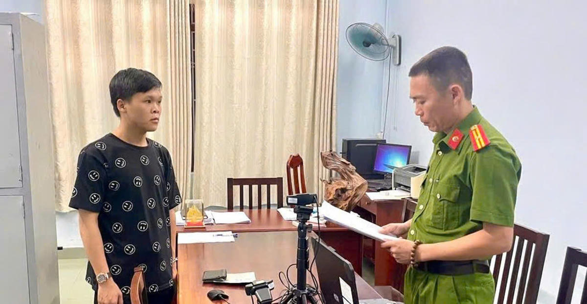 Lực lượng Công an xã Núi Thành đọc quyết định bắt đối tượng Trương Ngọc Quang. Ảnh: CV.