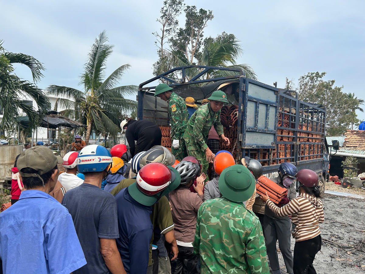 Đồn Biên phòng Xuân Hòa tiếp nhận và phát ngói cho các gia đình có nhà bị tốc mái. Ảnh: Thùy Dung.
