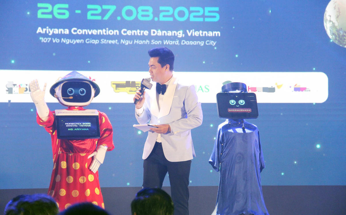 Giới thiệu robot phục vụ trong ngành khách sạn, nhà hàng tại Horecfex 2025. Ảnh: Nguyễn Tú. 