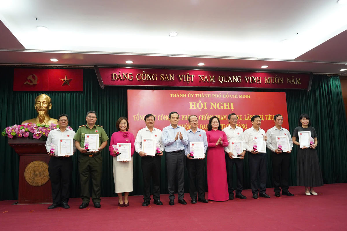 Bí thư Thành uỷ TP Hồ Chí Minh Trần Lưu Quang trao chứng nhận cho các tác giả, tập thể đạt giải cuộc thi. Ảnh: Tấn Đạt.