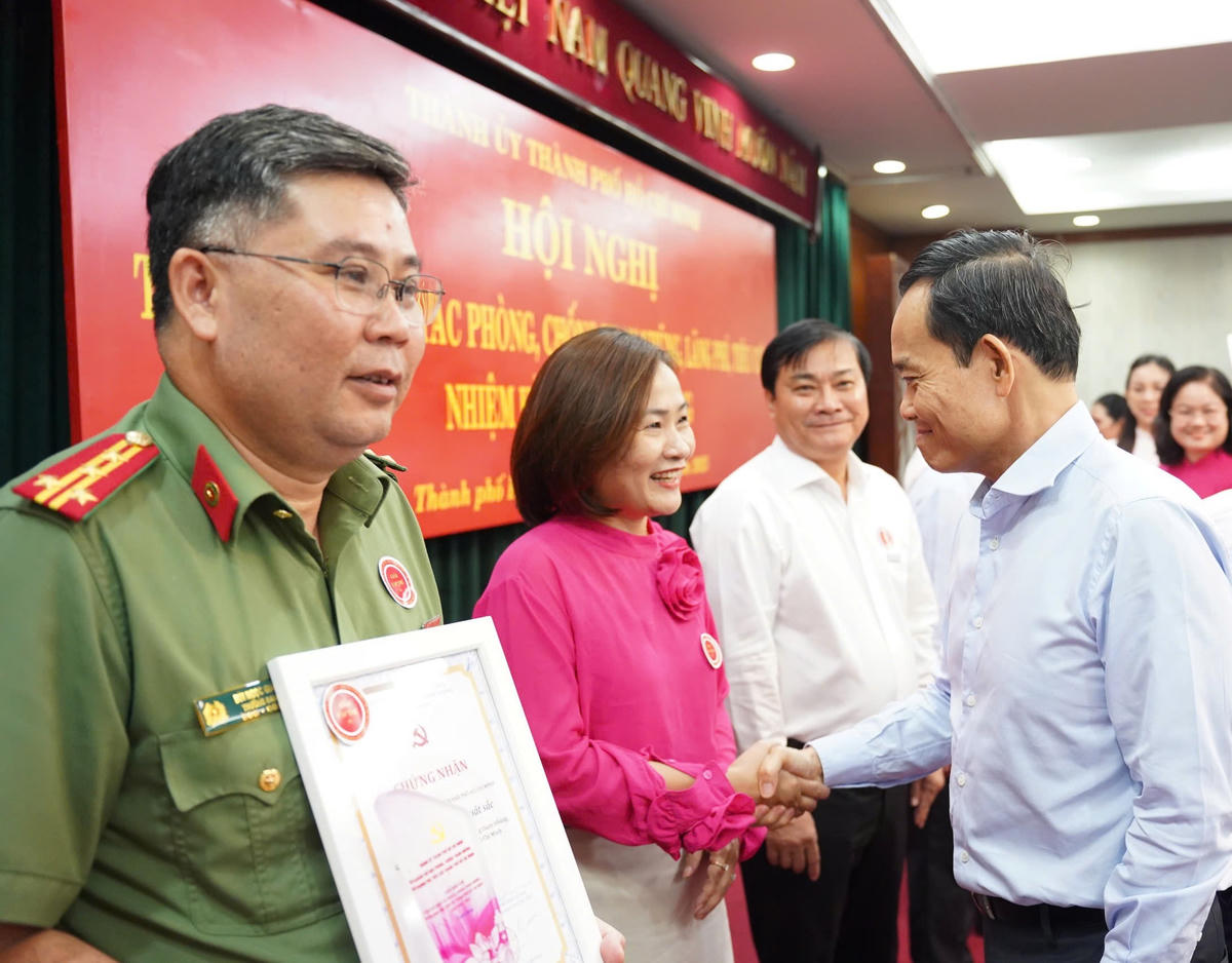 Bí thư Thành uỷ TP Hồ Chí Minh Trần Lưu Quang trao chứng nhận cho các tác giả, tập thể đạt giải cuộc thi. Ảnh: Tấn Đạt.
