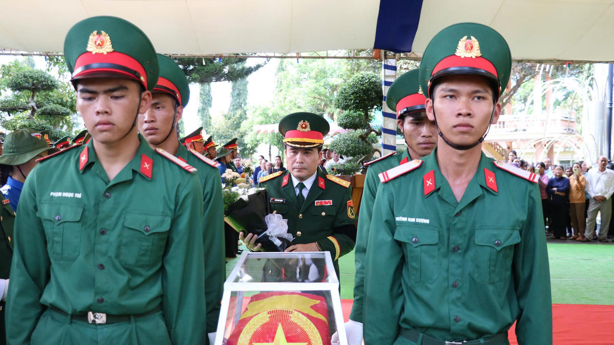 Quang cảnh lễ an táng các liệt sĩ. Ảnh: CV.