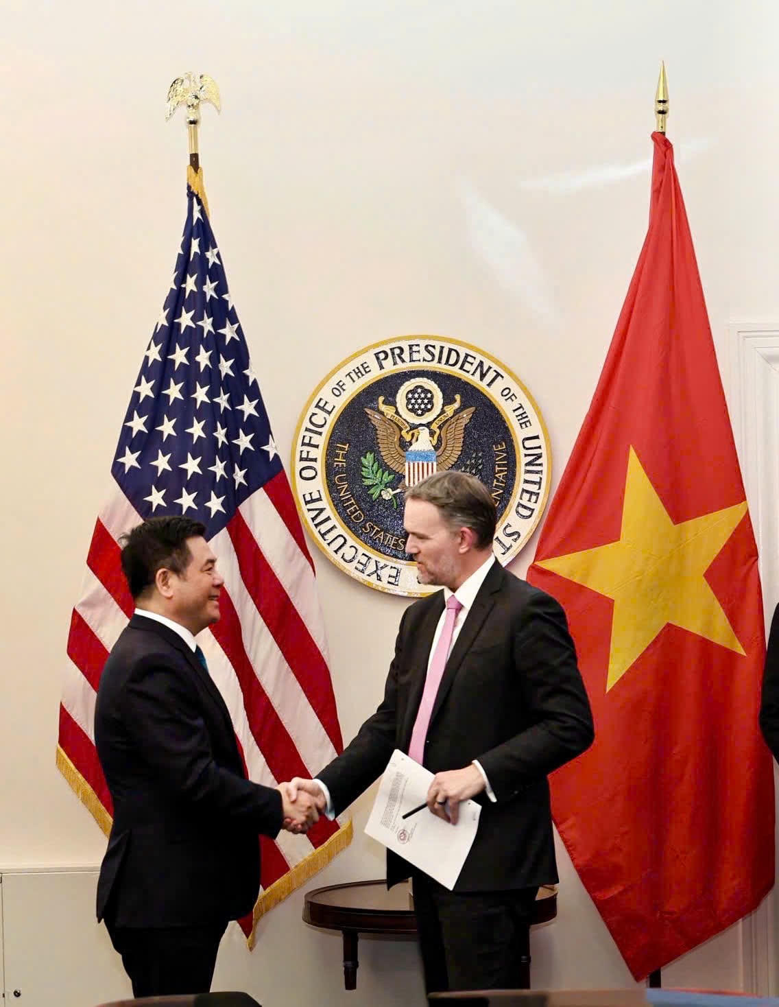 Phiên đàm phán cấp Bộ trưởng giữa Bộ trưởng Bộ Công Thương Nguyễn Hồng Diên, Trưởng đoàn đàm phán Chính phủ và Trưởng Đại diện Thương mại Hoa Kỳ Jamieson Greer, Trưởng đoàn đàm phán Hoa Kỳ đã diễn ra vào ngày 10/11. Ảnh: MOIT.