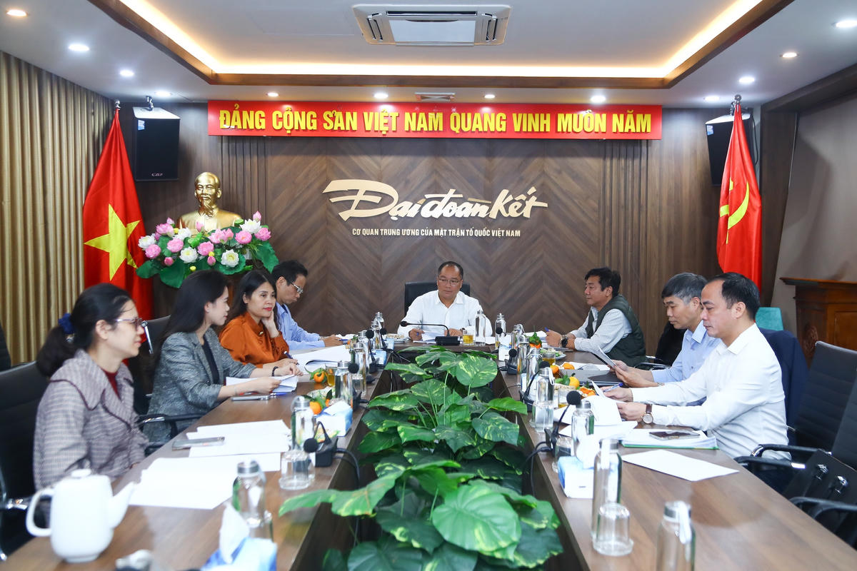 Hội đồng thẩm định giải thưởng Vinh danh Người truyền lửa. 	Ảnh: Lê Khánh