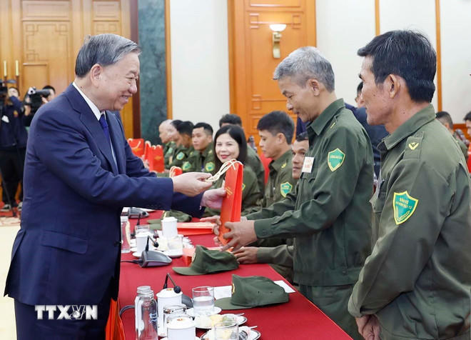 Tổng Bí thư Tô Lâm tặng quà cho các đại biểu. (Ảnh: Thống Nhất/TTXVN)