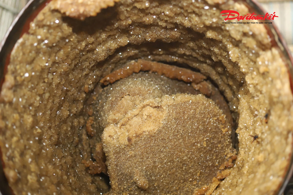 Không chỉ dừng ở sản xuất đường phên, người dân làng Xuân Lam còn sản xuất đường phèn -loại có giá trị cao nhất trong các sản phẩm từ mật mía để bán ra thị trường. Ảnh: ĐB.