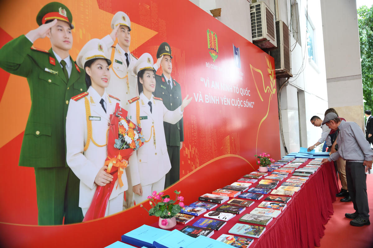 Không gian trưng bày bộ sách tại Lễ trao giải. Ảnh: Phạm Sỹ.