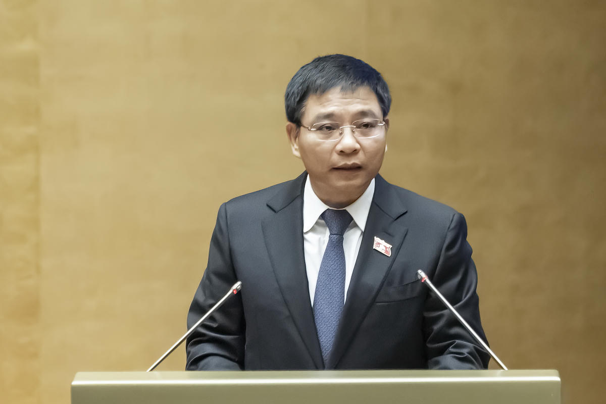 Bộ trưởng Bộ Tài chính Nguyễn Văn Thắng trình bày Tờ trình dự án Luật Đầu tư (sửa đổi). Ảnh: Quang Vinh.