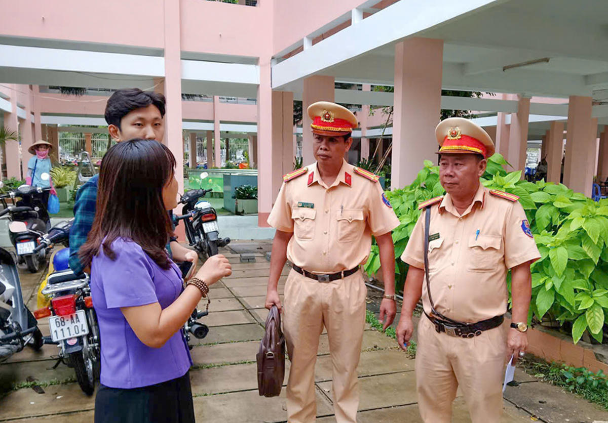 Đợt tổng kiểm tra cho thấy tình trạng phụ huynh giao xe mô tô cho học sinh và học sinh đội mũ bảo hiểm không đúng quy định đang ở mức cao. Ảnh: Nam Khôi.