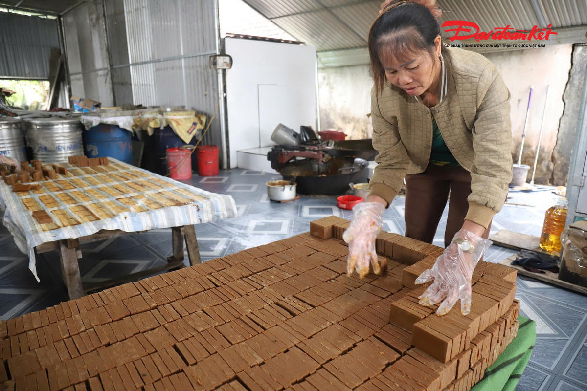 Sau khoảng 15 phút đổ khuôn, đường bắt đầu cô đặc, công nhân khéo léo tháo khuôn, dựng các tấm đường phên lên cho khô đều hai mặt rồi xếp lại thành từng mẻ lớn để đóng gói. Ảnh: ĐB.