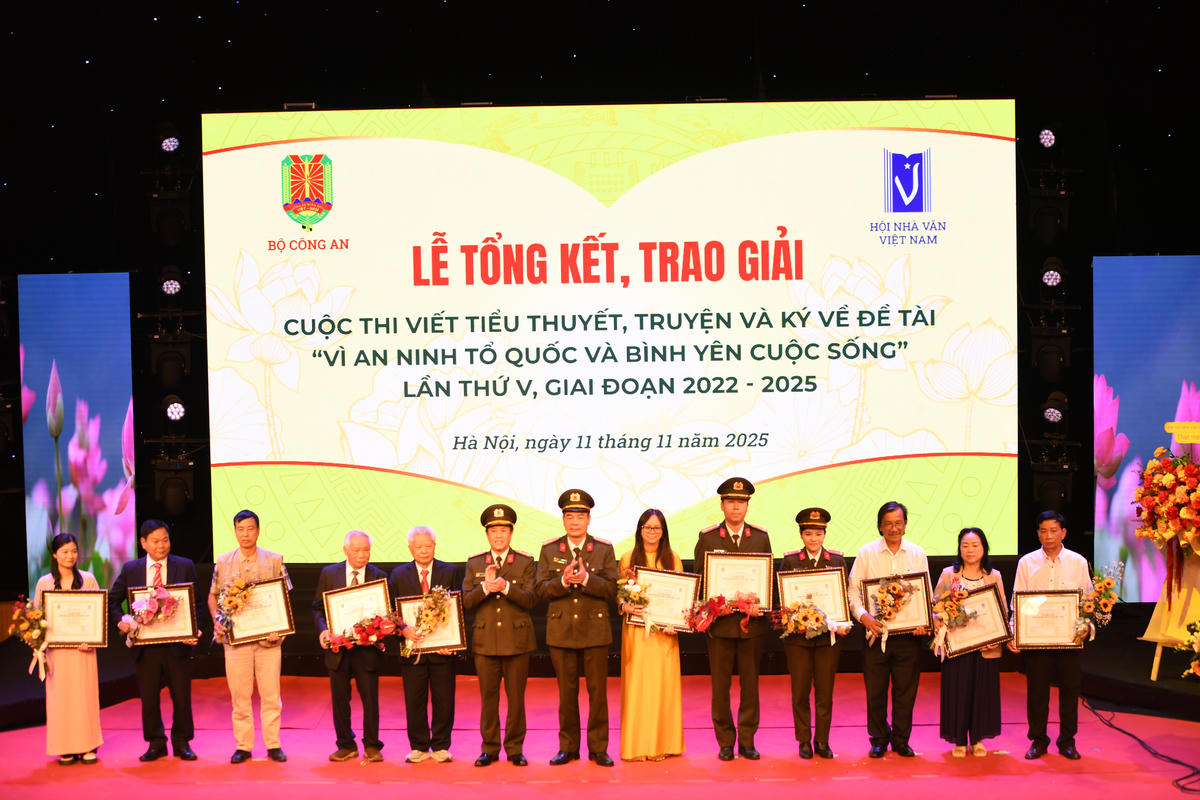 Các tác giả đoạt giải Khuyến Khích. Ảnh: Phạm Sỹ.