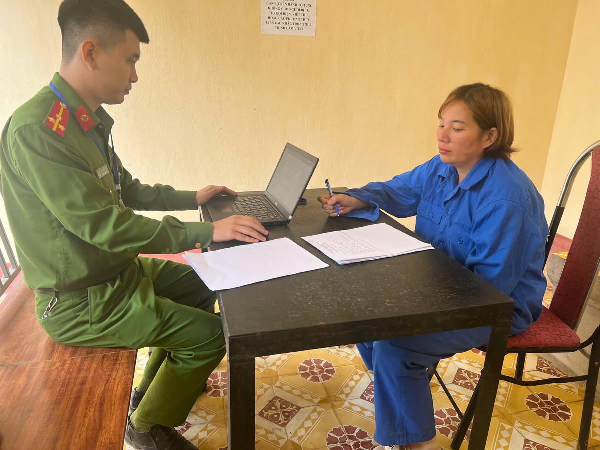 Cơ quan điều tra làm việc với các đối tượng. Ảnh: CAT Lào Cai.