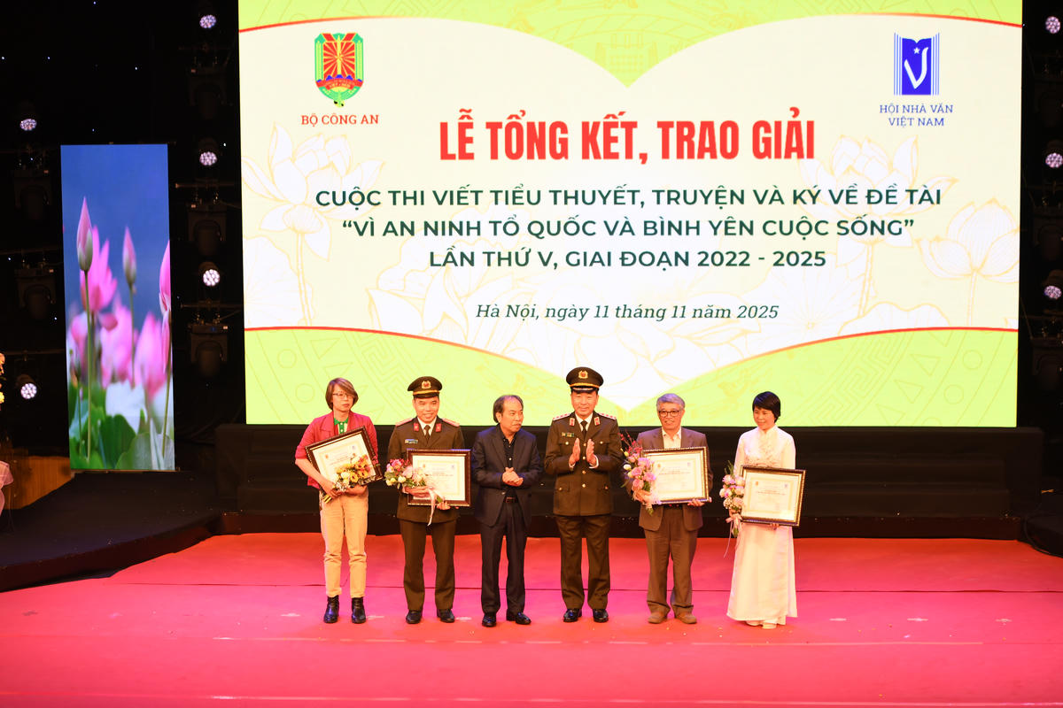 Thượng tướng Trần Quốc Tỏ cùng nhà thơ Nguyễn Quang Thiều trao giải cho các tác giả đoạt giải A. Ảnh: Phạm Sỹ.