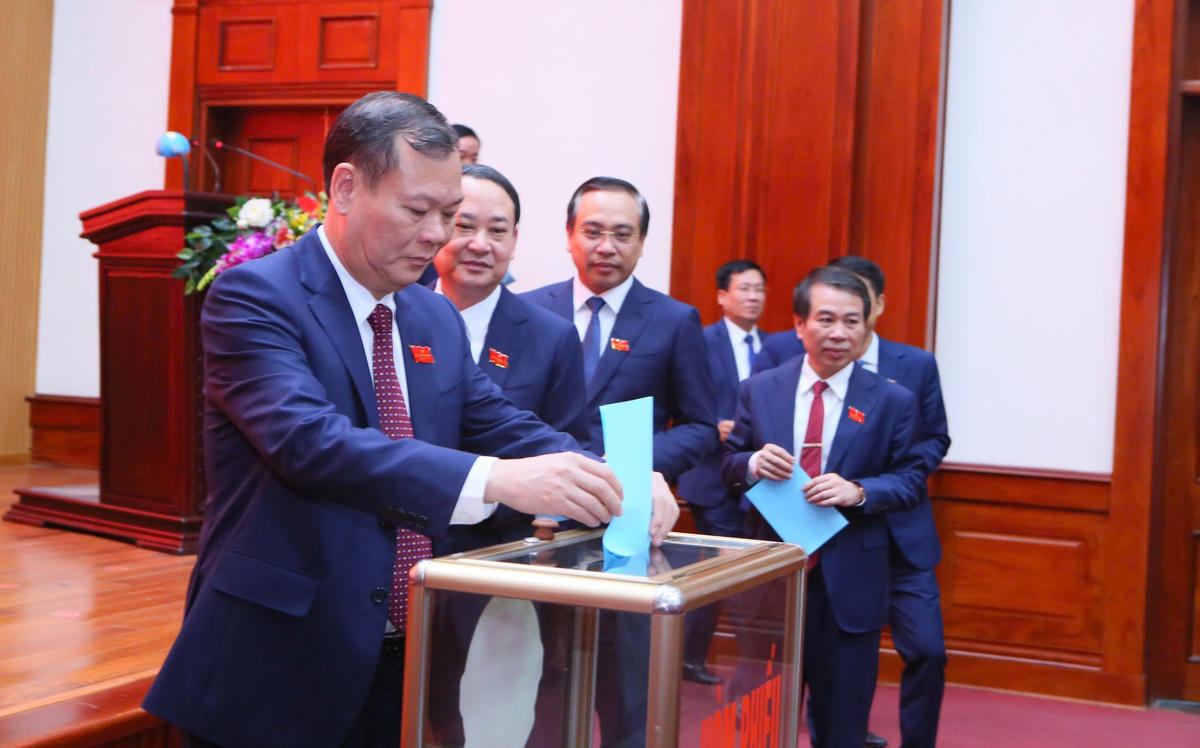 Các đại biểu bỏ phiếu bầu chức danh Chủ tịch UBND tỉnh, nhiệm kỳ 2021-2026. Ảnh: Trường Giang