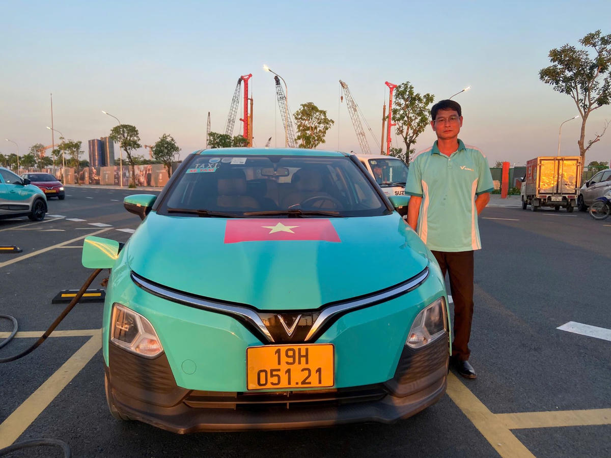 Anh Nguyễn Văn Hiểu dễ dàng tìm được điểm sạc gần nơi làm việc nhờ mạng lưới trạm phủ rộng tại Hà Nội.