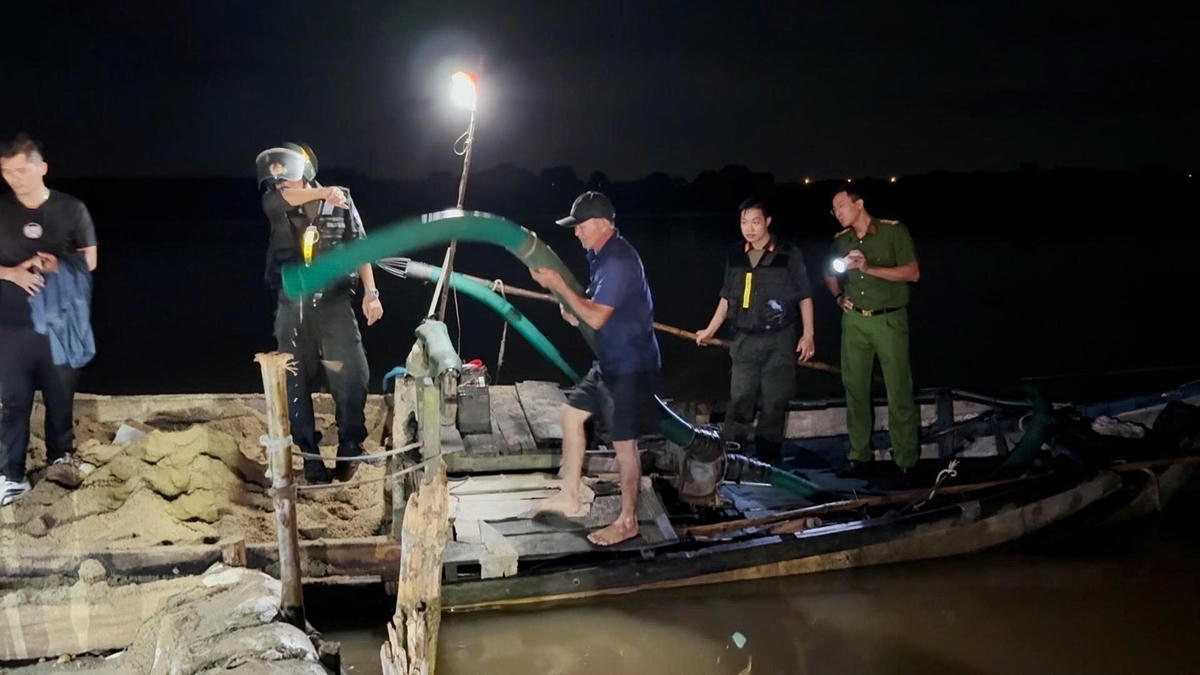 Lực lượng Công an tỉnh Quảng Ngãi bắt quả tang các đối tượng khai thác cát trái phép. Ảnh: CV.