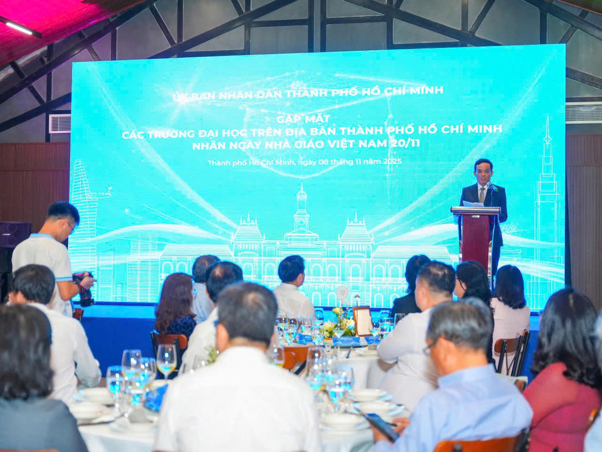 Bí thư Thành uỷ TP Hồ Chí Minh Trần Lưu Quang phát biểu tại buổi&nbsp;gặp gỡ các thầy cô giáo và lãnh đạo các đại học, trường đại học, học viện, phân viện trên địa bàn thành phố. Ảnh: T.L