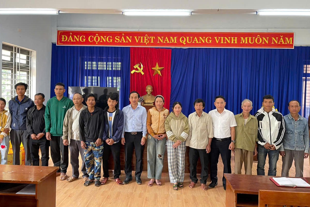 Lãnh đạo xã Trà Tân tặng quà cho người dân bị thiệt hại do mưa lũ vừa qua. Ảnh: CV.